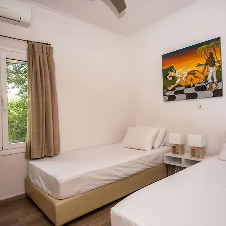 House In Hébergement de vacances Lakíthra